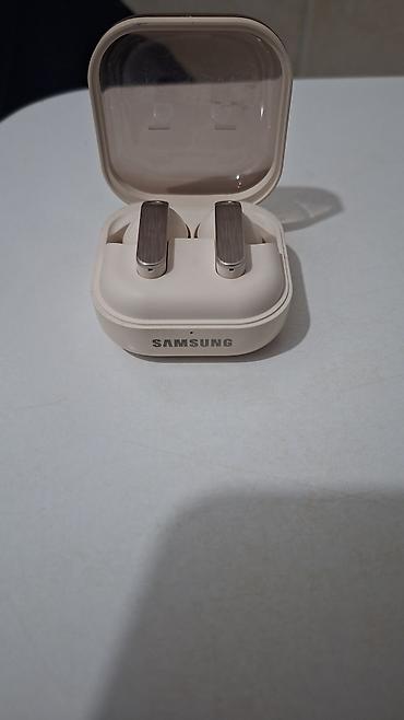 Аудиотехника: Беспроводные наушники Samsung в зарядном кейсе. Компактная — 2