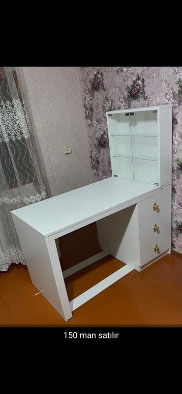 tibbi şkaf: Yenidir islenmeyib. Ağ rəngli manikur masası, yuxarı hissəsində şüşə