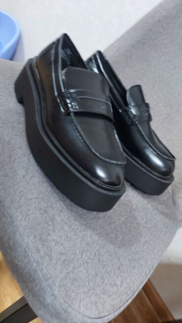 зимние обувь мужские: Продаю обувь лоферы кожа из Англии подарок не подошли размером 39