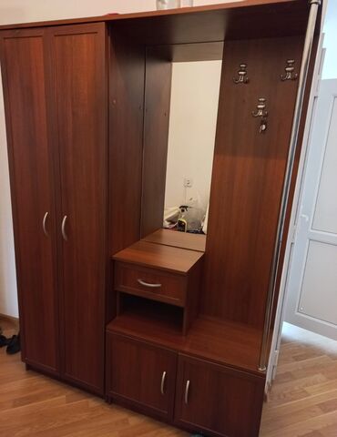 Divanlar: Dəhliz dolabı