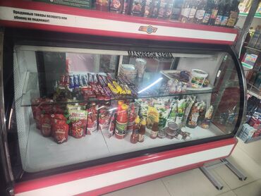 продам зернодробилку бу: Холодильная витрина с изогнутым стеклом и красными акцентами