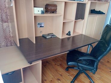 Ofis masaları: İşçi üçün, Dördbucaq masa