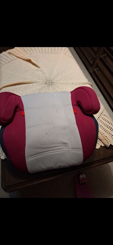 nosiljka za bebu: 2 ista buster sedista jedno na slici u crvenoj boji drugo isto u