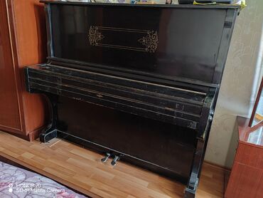 Синтезаторы: Upright piano – klassik dizayn, qara rəngli lak örtük. - Korpus
