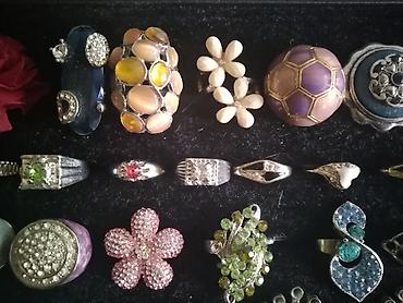 Prstenje: Novi ženski prsteni -svi zajedno-gomila novi različiti - ima po neki i — 2