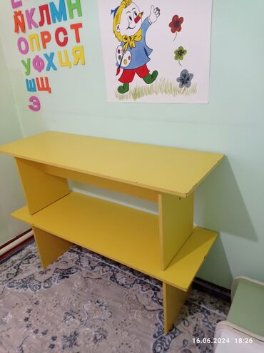 мебель из нержавейки: Стол, цвет - Желтый, Б/у