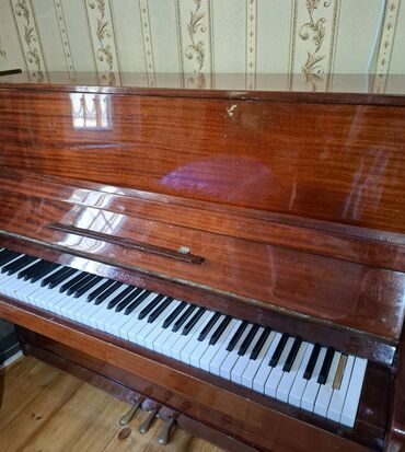 Digər: 🎹 Pianina satılır – yalnız 200 AZN! 2 dili işləmir, qalan hər şeyi