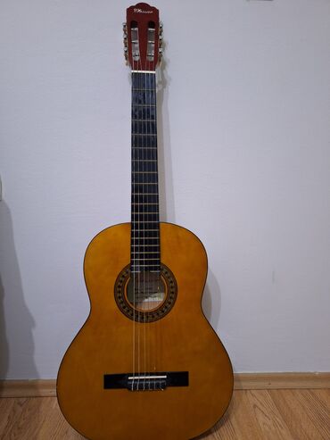 Muzički instrumenti: Akustična gitara, nekorišćena
model GC 303