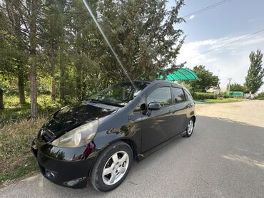 Honda: Honda Fit черного цвета. Компактный и экономичный автомобиль, удобный
