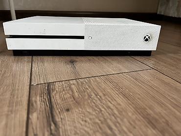 xbox one fat: Xbox One S (белая) + 2 геймпада Память: 1 терабайт Торг возможен 🤝🏻 - — 1