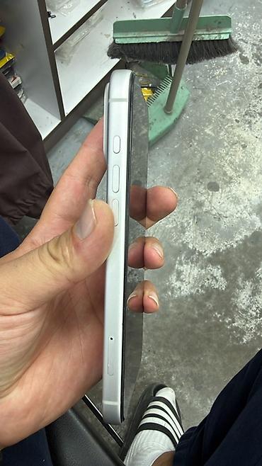 Apple iPhone: Смартфон Apple iPhone (серебристый/белый) Особенности и функции: - — 5