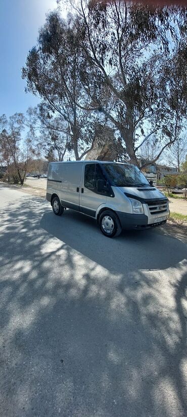 Yük maşınları: Gümüşü rəngli, yük daşımaq üçün ideal olan Ford Transit markalı yük