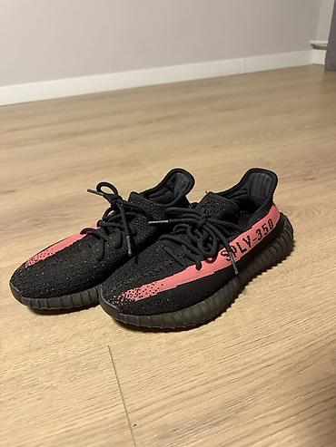 обувь изи: Кроссовки в стиле Yeezy Boost 350 V2 (силуэт 350). Цена договорная — 2