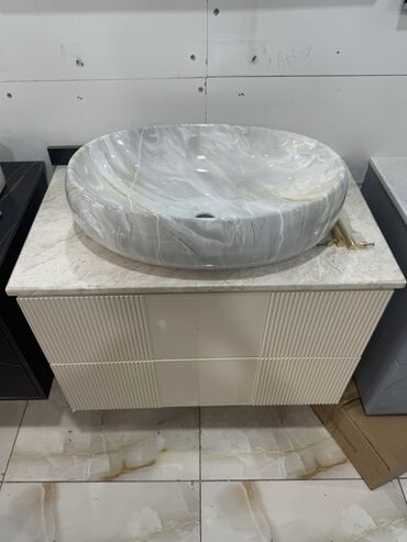 qranit mermer: Mərmər naxışlı, yuvarlaq formalı lavabo quraşdırılmış ağ rəngli hamam