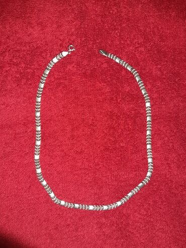 srebrna parka: Srebrna ogrlica nošena par puta,izuzetno lepa. 2000 din