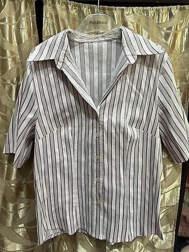 Рубашки: Классическая женская рубашка с коротким рукавом, выполненная из легкой — 3