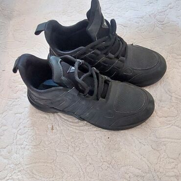 Кроссовки и спортивная обувь: Размер: 40, цвет - Черный, Б/у