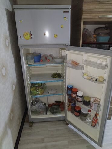 Soyuducular: Ağ rəngdə iki qapılı soyuducu. Üst hissədə dondurucu bölmə, alt lalafo.az -da Soyuducular: Ağ rəngdə iki qapılı soyuducu. Üst hissədə dondurucu bölmə, alt