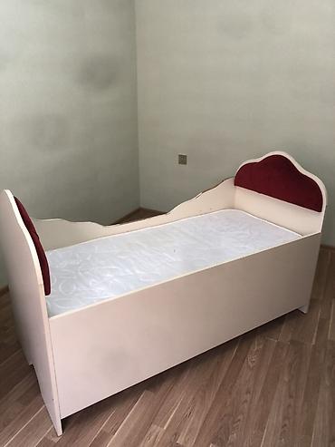 tek carpayi: Uşaq/yüksək yanlı single çarpayı və döşək - Ölçü: eni təqribən 80 sm — 2