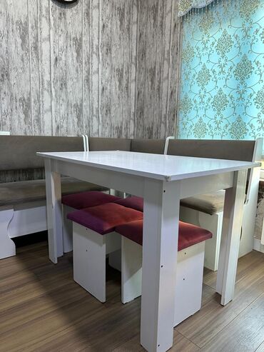 Komodlar: Künc divan, İşlənmiş, Açılmayan, Bazalı, Çatdırılma yoxdur
