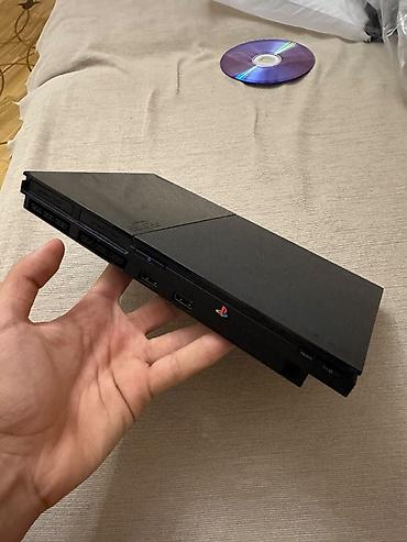 PlayStation 2 Slim oyun konsolu. Kompakt və nazik korpusa malik PS2