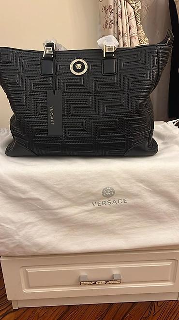 Versace qara rəngli böyük çiyin çantası. Çanta üzərində brendin