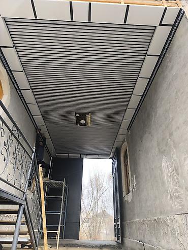 Потолочные работы: Реечный подвесной потолок для улицы/крыльца с декоративным карнизом и — 3