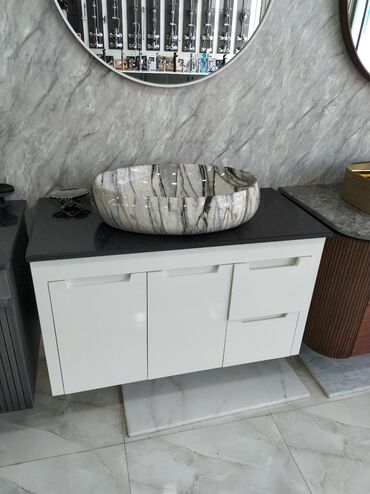 переходник ide sata: Ağ rəngli, müasir dizaynlı dolab, üzərində qara rəngli mərmər effektli