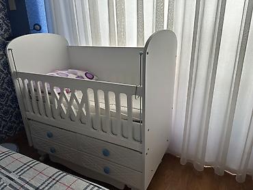 matras taxt ucun: Uşaq beşiyi – ağ rəngdə, kompakt və funksional model. Xüsusiyyətlər — 1