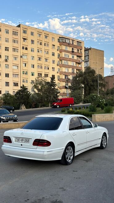 Mercedes-Benz: Mercedes-Benz E-Class (W210), ağ rəng, sedan gövdə. Xüsusiyyətlər: - — 4