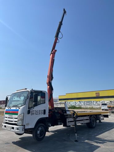 Manipulyatorlar: Yük maşını platforması və hidravlik kranı olan Isuzu modeli. Bu maşın — 6