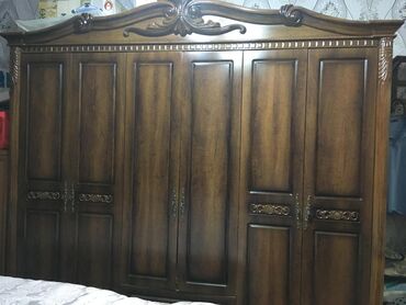 Мебель: Двуспальная кровать, Шкаф, Трюмо, Тумба