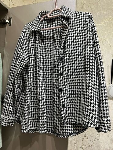 yun koynekler: Qadın köynəyi – qara-ağ “houndstooth” (qaz dişi) naxışlı. - Model