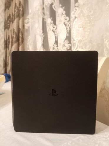 pleysteyşin 4: Playstation 4 slim 2 punt. orginal,aclass i̇lk sahibiyəm 3 i̇ldi məndə