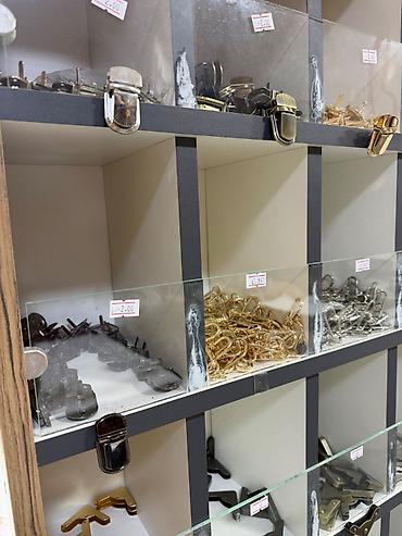 mebel işlənmiş: Mağaza vitrini. Hündürlük 180 sm eni 40 sm. İçərisində olan gözlər 56 — 2