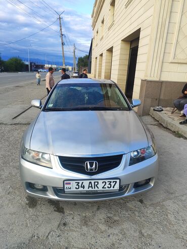 авто машины: Представляем серебристый седан Honda Accord, запечатленный в условиях