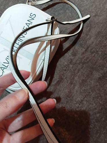 tasna za laptop: Calvin Klein Jeans ženska crossbody torbica sa malim oštecenjem ide — 9
