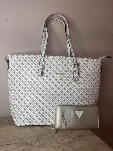 Torbe: Guess ❤️
Novčanik:
Cena 1750 din. +ptt 📌
Torbica:
Cena 2900 din +ptt 📌 — 14