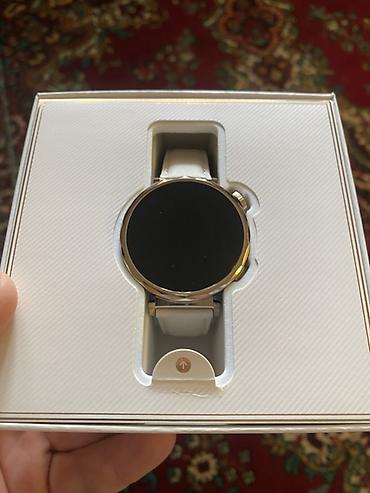 smart telefon: Huawei Watch GT 5 – zərif qızılı çərçivə və açıq krem rəngli dəri — 2