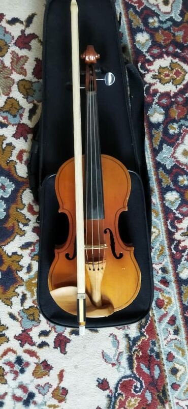Скрипки: Продаю скрипки размер 1/8 в хорошем состоянии в комплекте с футляром