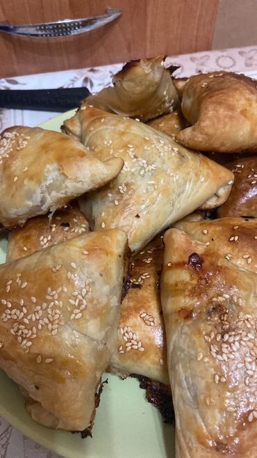 слоёное самсы: Свежеприготовленная самса с золотистой корочкой и посыпкой из кунжута