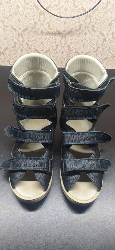 Детская обувь: Почти новый
размер 33
Цвет темно- синий