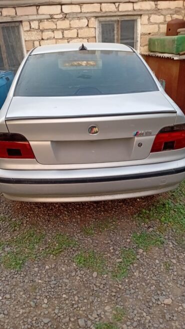 Motonəqliyyat: Gümüşü rəngli BMW M5 avtomobili, sedan kuzov tipinə malikdir