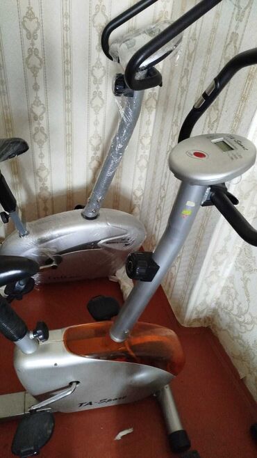 Velotrenajorlar: TA Sport markalı, gümüşü rəngdə, dayanıqlı materialdan hazırlanmış