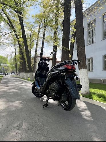 Мототехника: Скутер городского типа - Агрессивный дизайн кузова в чёрном цвете — 4