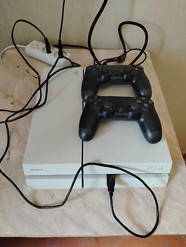 playstation servis: Sony PlayStation 4 (ağ rəng, “PS4” logolu) oyun konsolu. Komplekt: - — 3