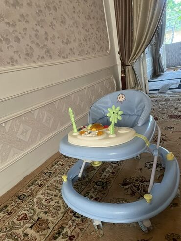 бушный коляска: Музыкальный Детские ходунки с игровой панелью - Цвет: нежно‑голубой с