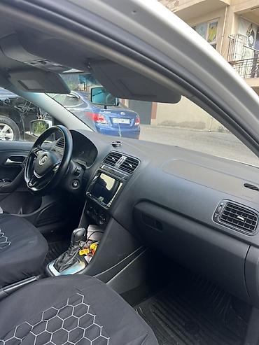 фольксваген поло л с: Volkswagen Polo sedan – ağ rəng, 4 qapı, AZ nömrə nişanlı. Əsas — 7
