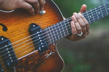 каподастр для гитары: Уроки игры на гитаре