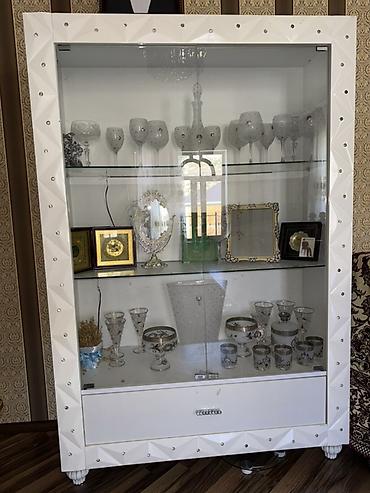 Оборудование для магазинов: Ağ vitrin şkaf – şüşə vitrinli, dekorativ daşlarla bəzədilmiş çərçivə — 1